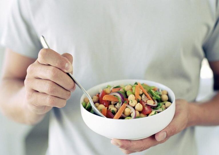 mâncând salată de legume pentru potență